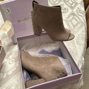 Size 10 Madden girl Arla Taupe open toe boots